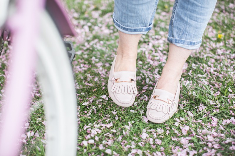 tods gommino dotsoflife bleecker blues pink bike cherry blossom - copyright paulinefashionblog.com_-3