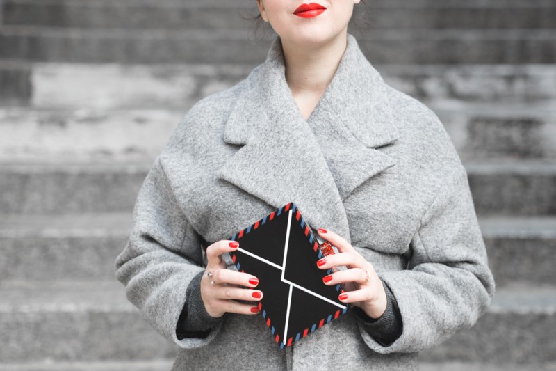 ikks manteau ligne rouge karl over the world postcard clutch - photo credit paulinefashionblog.com-5