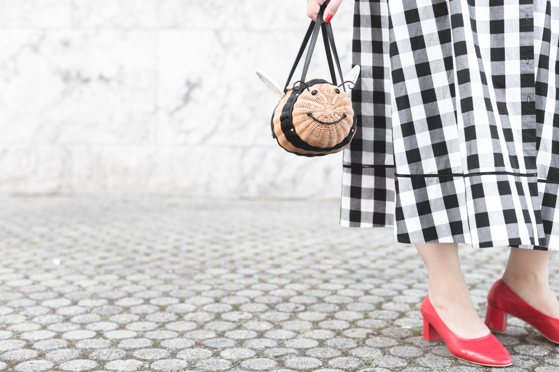 1100 gingham dress kate spade new york bumble bee bag - credit Pauline paulinefashionblog.com-9