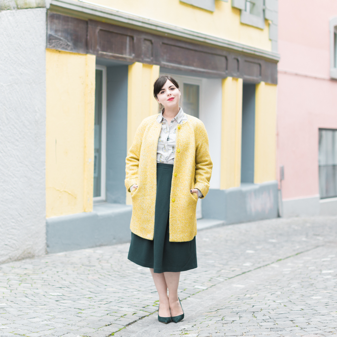 boden-yellow-coat-london-print-shirt-copyright-pauline-paulinefashionblog-com-5