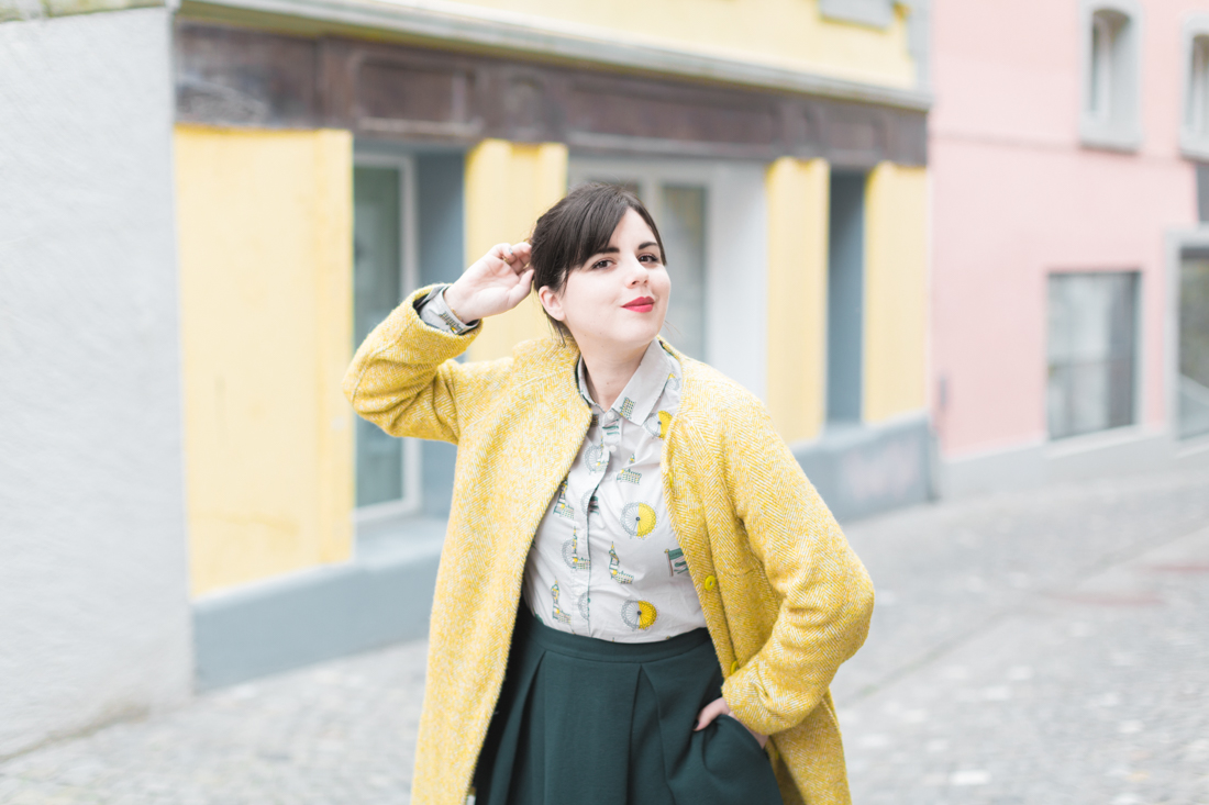 boden-yellow-coat-london-print-shirt-copyright-pauline-paulinefashionblog-com-7