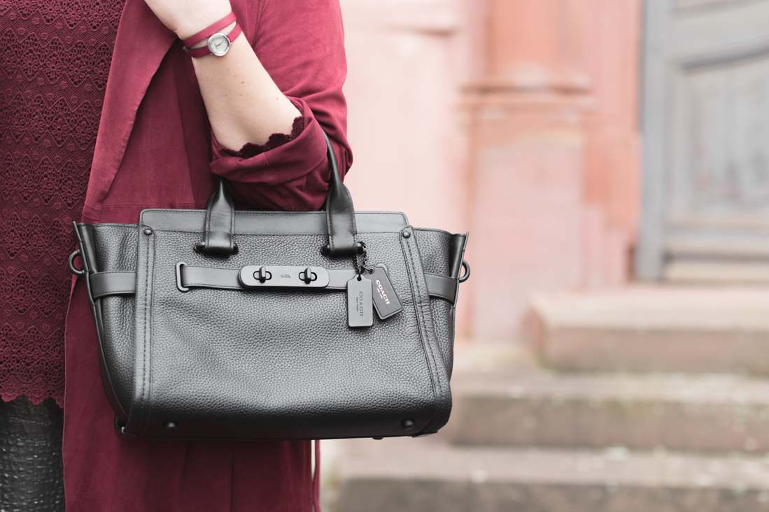 look-bordeaux-sezane-dentelle-pantalon-argent-sac-swagger-coach-bag-boots-eponyme-copyright-pauline-paulinefashionblog-com-7