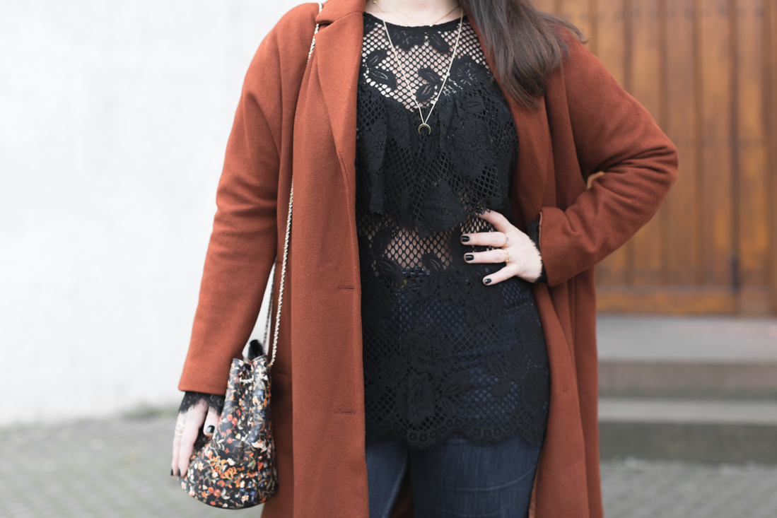 and_other_stories_lace_top_bourse_hope_sezane_fleurs_copyright_pauline_paulinefashionblog_com-11