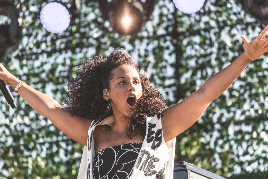 alicia_keys_concert_at_veuve_clicquot_polo_classic_new_york_vcpc10_10th_anniversary_copyright_Pauline_Privez_paulinefashionblog_com-18