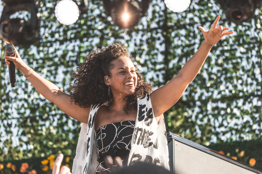 alicia_keys_concert_at_veuve_clicquot_polo_classic_new_york_vcpc10_10th_anniversary_copyright_Pauline_Privez_paulinefashionblog_com-19