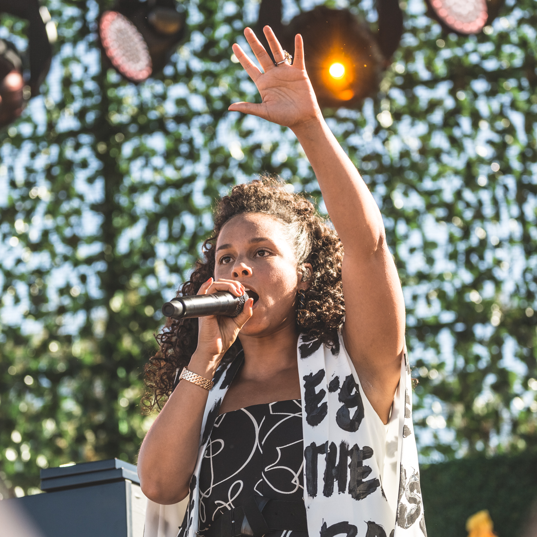 alicia_keys_concert_at_veuve_clicquot_polo_classic_new_york_vcpc10_10th_anniversary_copyright_Pauline_Privez_paulinefashionblog_com-4