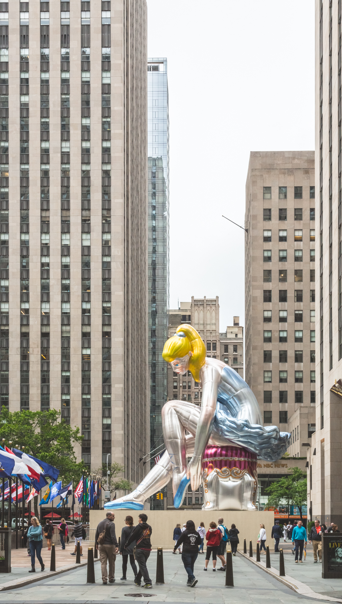 inflatable_ballerina_jeff_koons_rockefeller_center_new_york_copyright_Pauline_Privez_paulinefashionblog_com-2